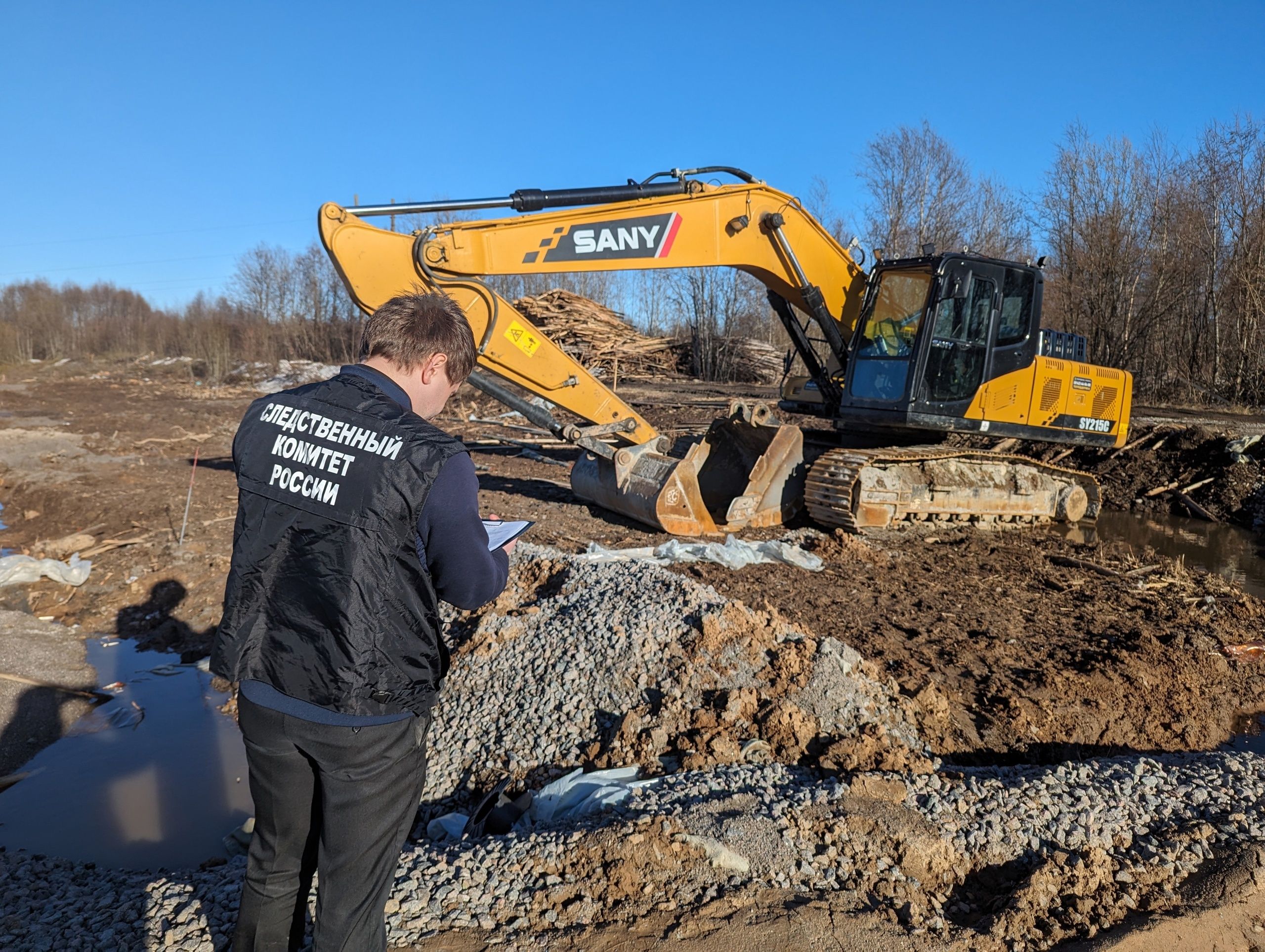 В Пудожском районе рабочего придавило экскаватором