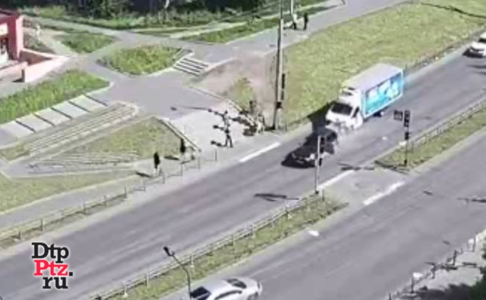 В Петрозаводске фургон протаранил кроссовер перед пешеходным переходом