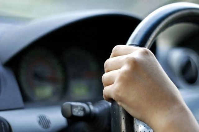 В Петрозаводске пьяный подросток угнал автомобиль и врезался в дом