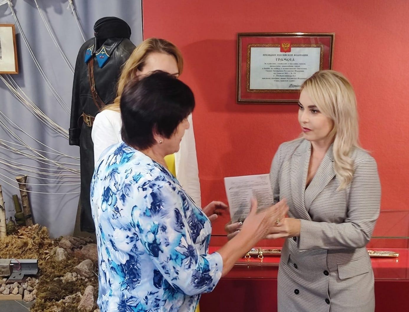 Петрозаводчанке передали найденный на чердаке орден ее отца-фронтовика