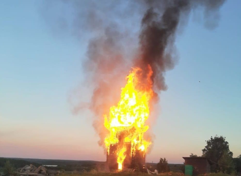 В Чупе дважды за ночь горела бревенчатая шатровая колокольня