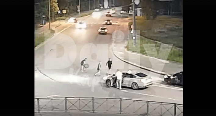 Несколько водителей в Петрозаводске пытались поймать катившееся по улице колесо от автомобиля