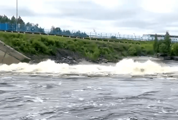 Рукотворный бурный поток можно посмотреть рядом с петроглифами в Карелии