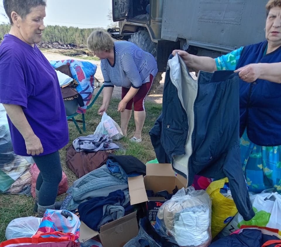 Жителям горевшего села Гридино в Карелии привезли гуманитарную помощь