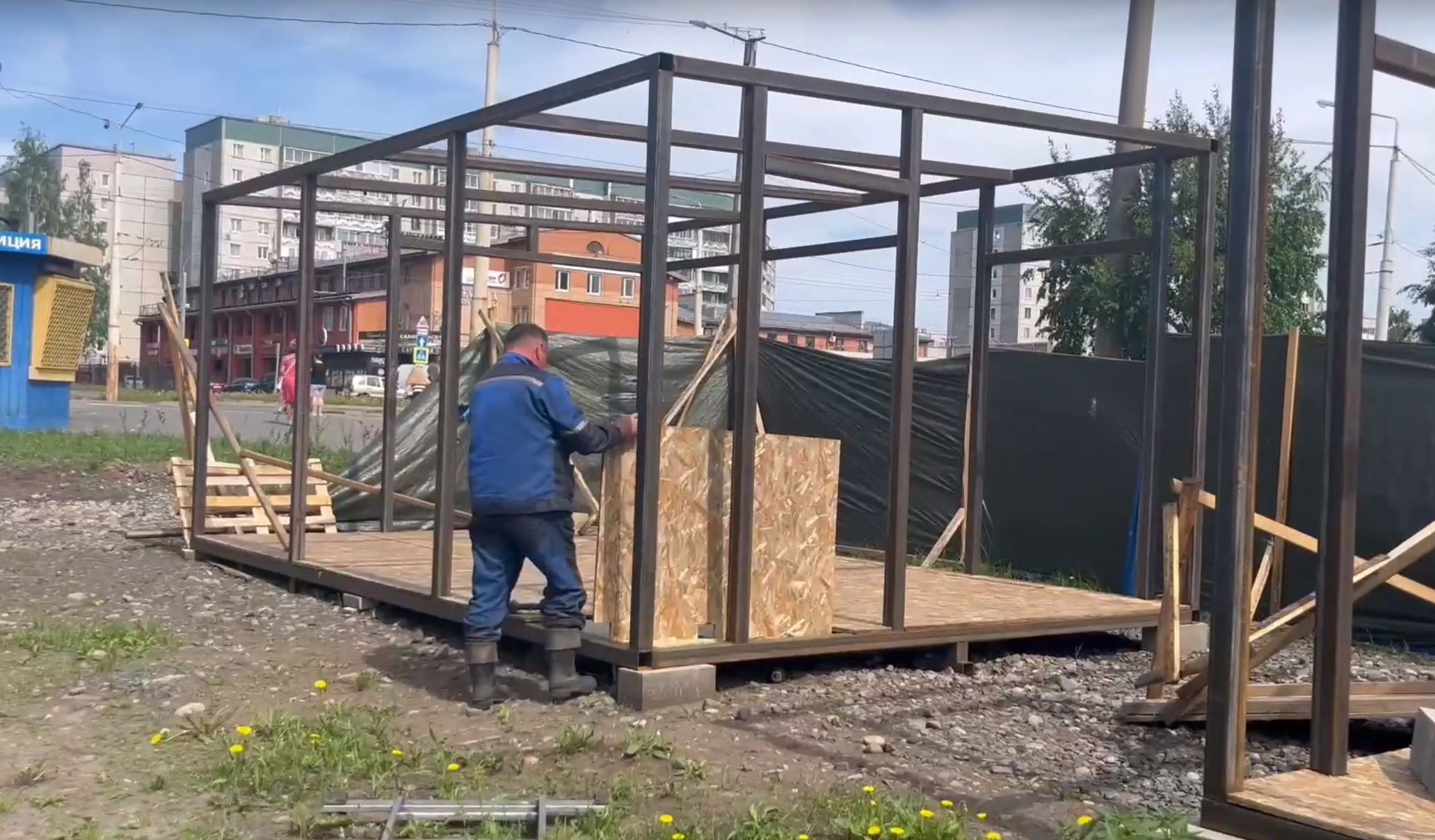 Администрация Петрозаводска разбирает незаконные ларьки на Древлянке