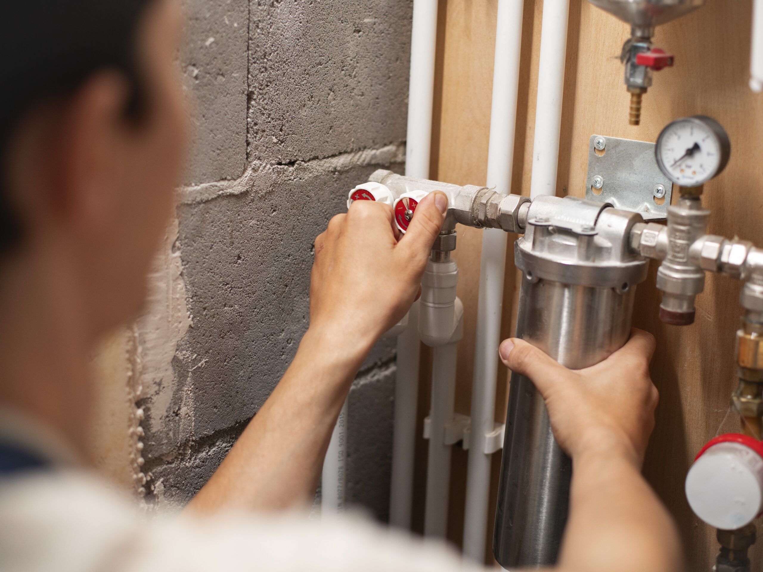 Жителю Кондопоги придется открыть дверь коммунальщикам