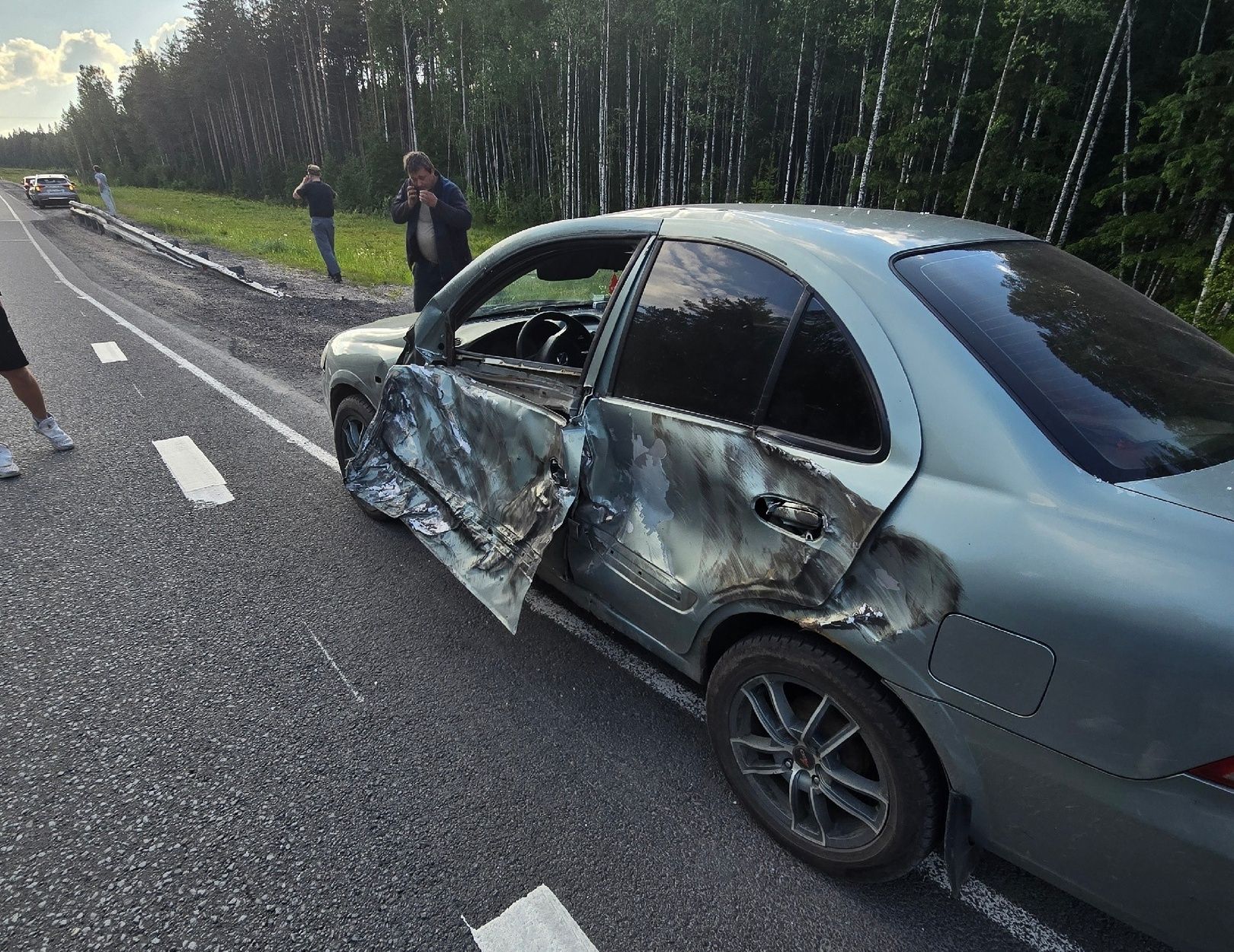 На трассе в Карелии колесо бензовоза отлетело на ходу и повредило две машины