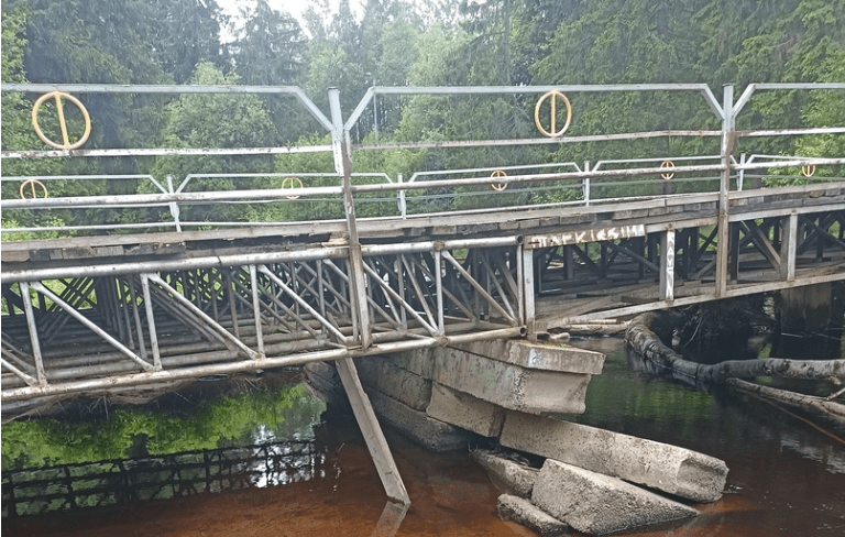 Пешеходный мост стал опасным для жителей Петрозаводска