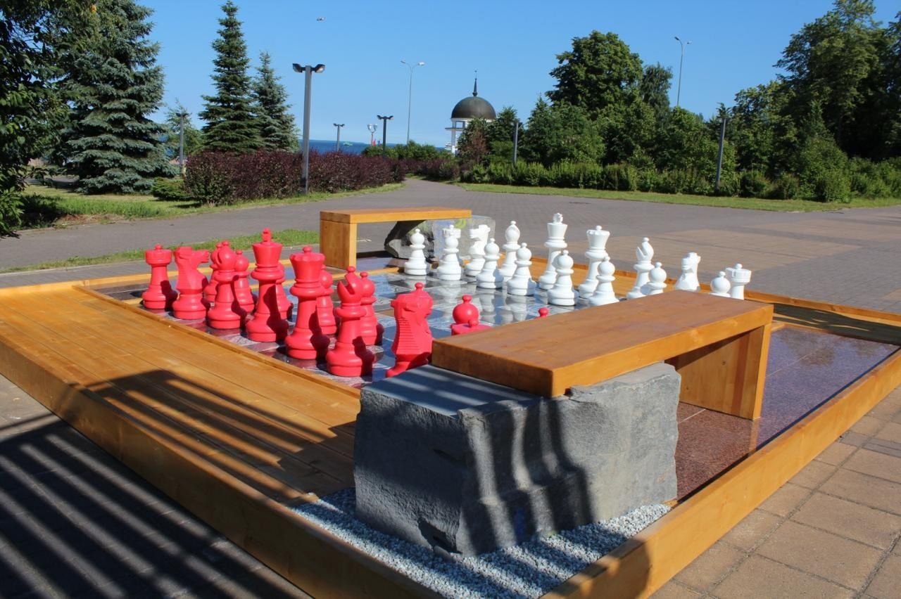 Камнеобработчики подарили Петрозаводску шахматную доску с фигурами Камнеобработчики подарили Петрозаводску шахматную доску с фигурами