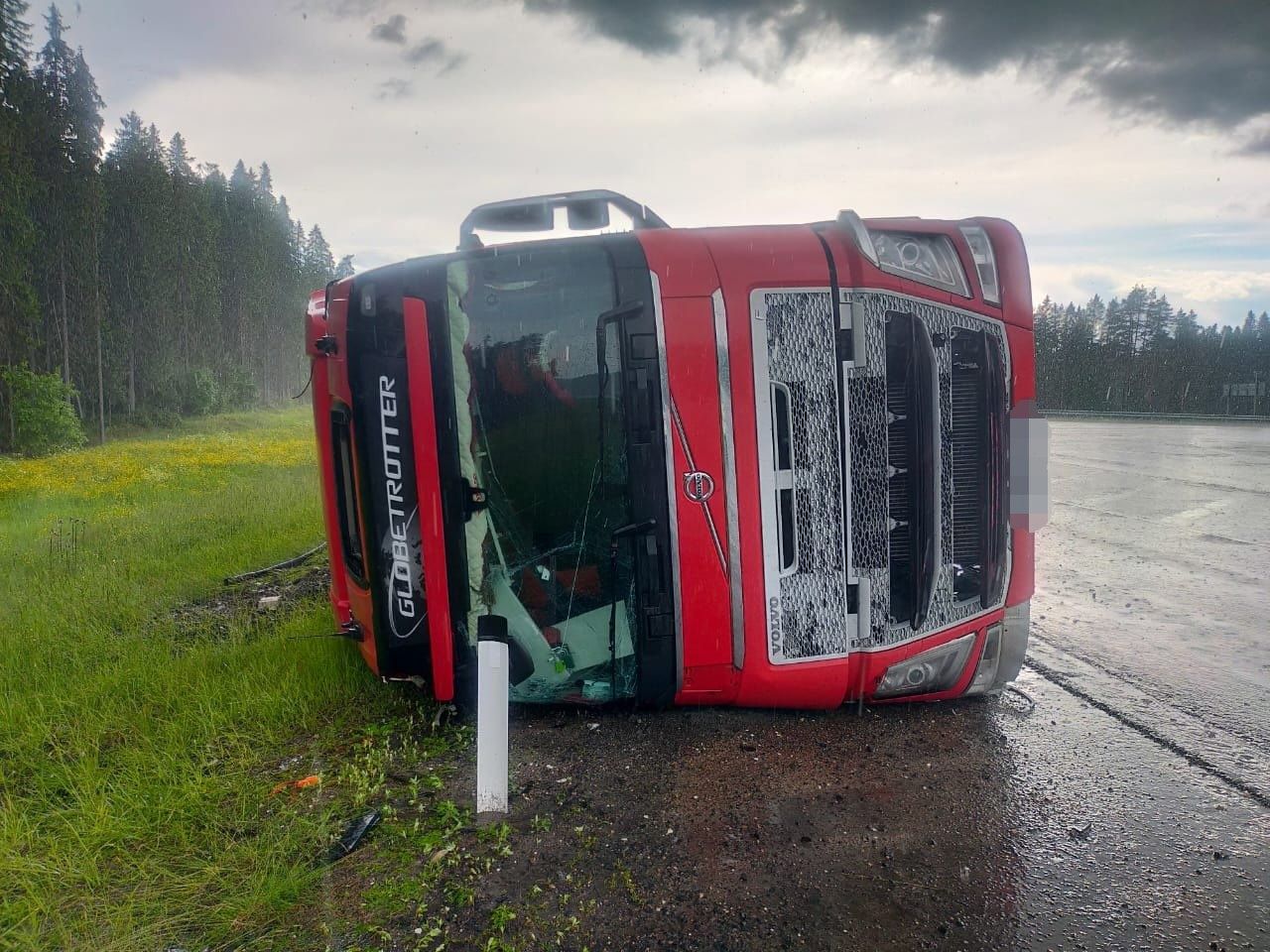 На трассе в Карелии опрокинулась фура с цистерной