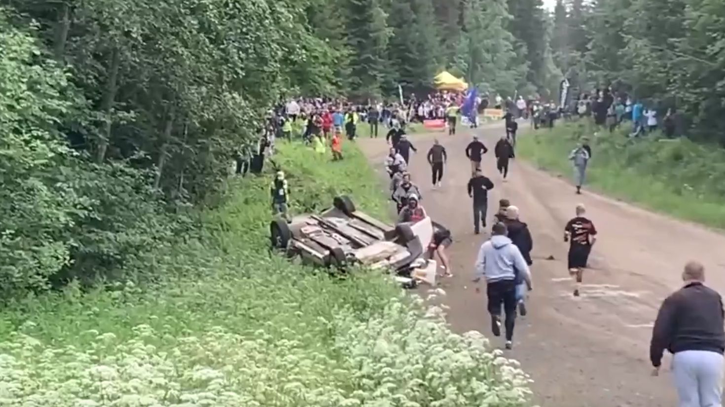 На ралли в Карелии один автомобиль врезался в бетонное ограждение моста, другой перевернулся