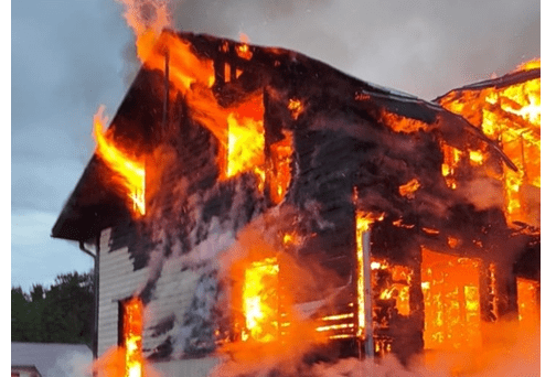 Жилой дом полыхал ночью в райцентре Карелии