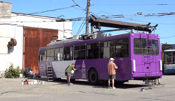 Петрозаводская молодежь разрисовала троллейбус в честь праздника