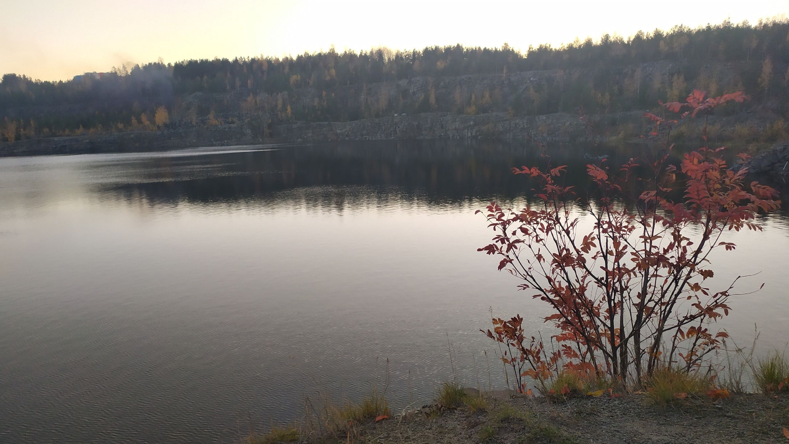 Ночью на карьере в Петрозаводске мужчина упал на камни