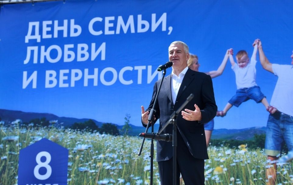 Глава Карелии поздравил участников праздничного концерта с Днем любви, семьи и верности