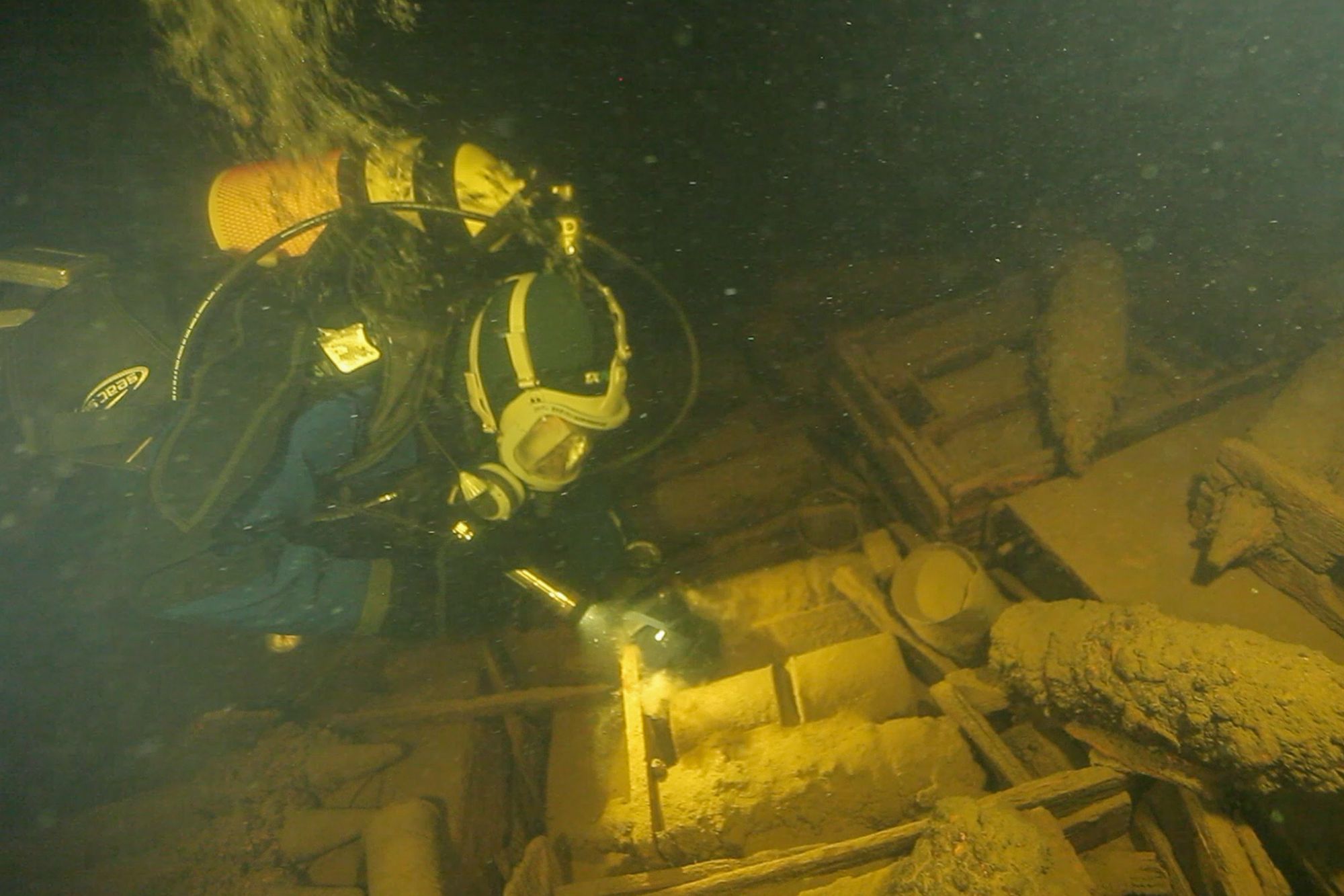 Затонувшую в Ладожском озере баржу с военным грузом времен войны обследовали дайверы