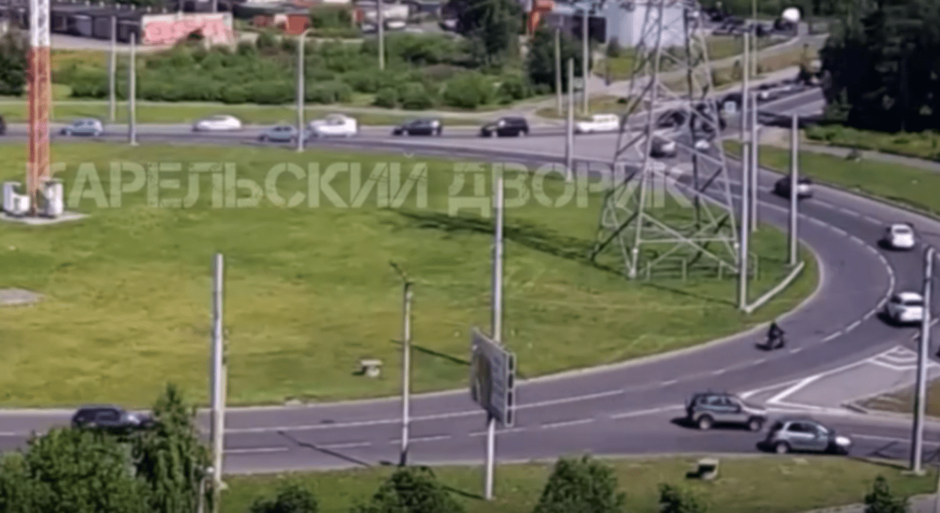 На древлянском кольце в Петрозаводске мотоцикл столкнулся с легковым автомобилем