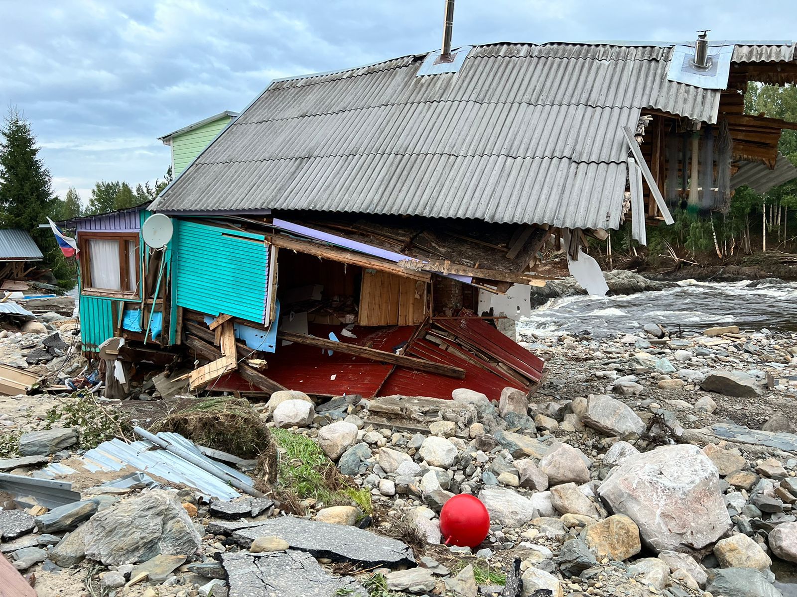Разрушенные дома, теплицы, детский мяч. Еще один фоторепортаж последствий прорыва дамбы на Беломорканале в Карелии