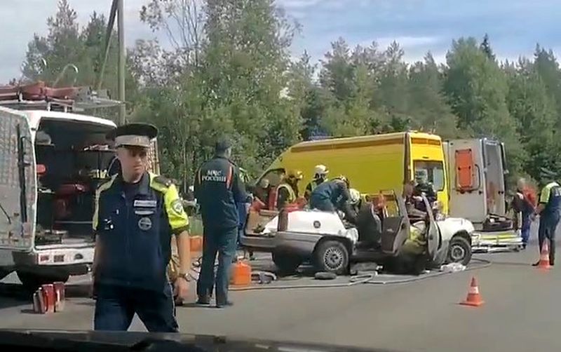 Два пенсионера получили серьезные травмы после столкновения автобуса и легковушки в Петрозаводске