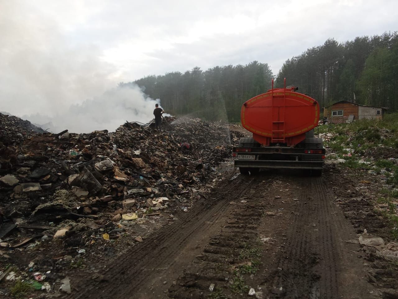 Тлеющий мусор на Медвежьегорском полигоне вновь засыпают грунтом
