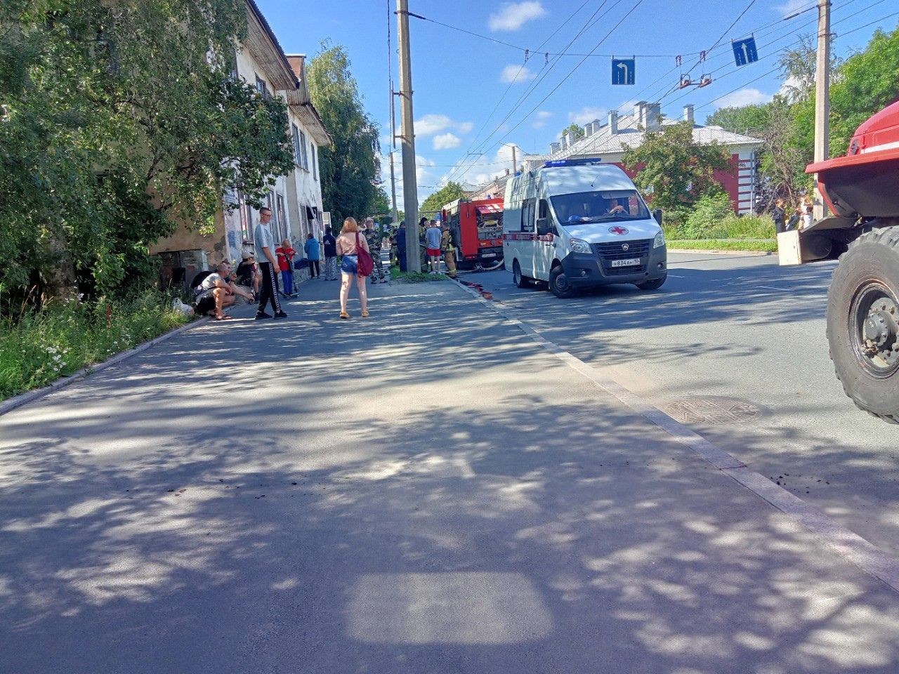Спасатели тушили пожар в многоквартирном аварийном доме