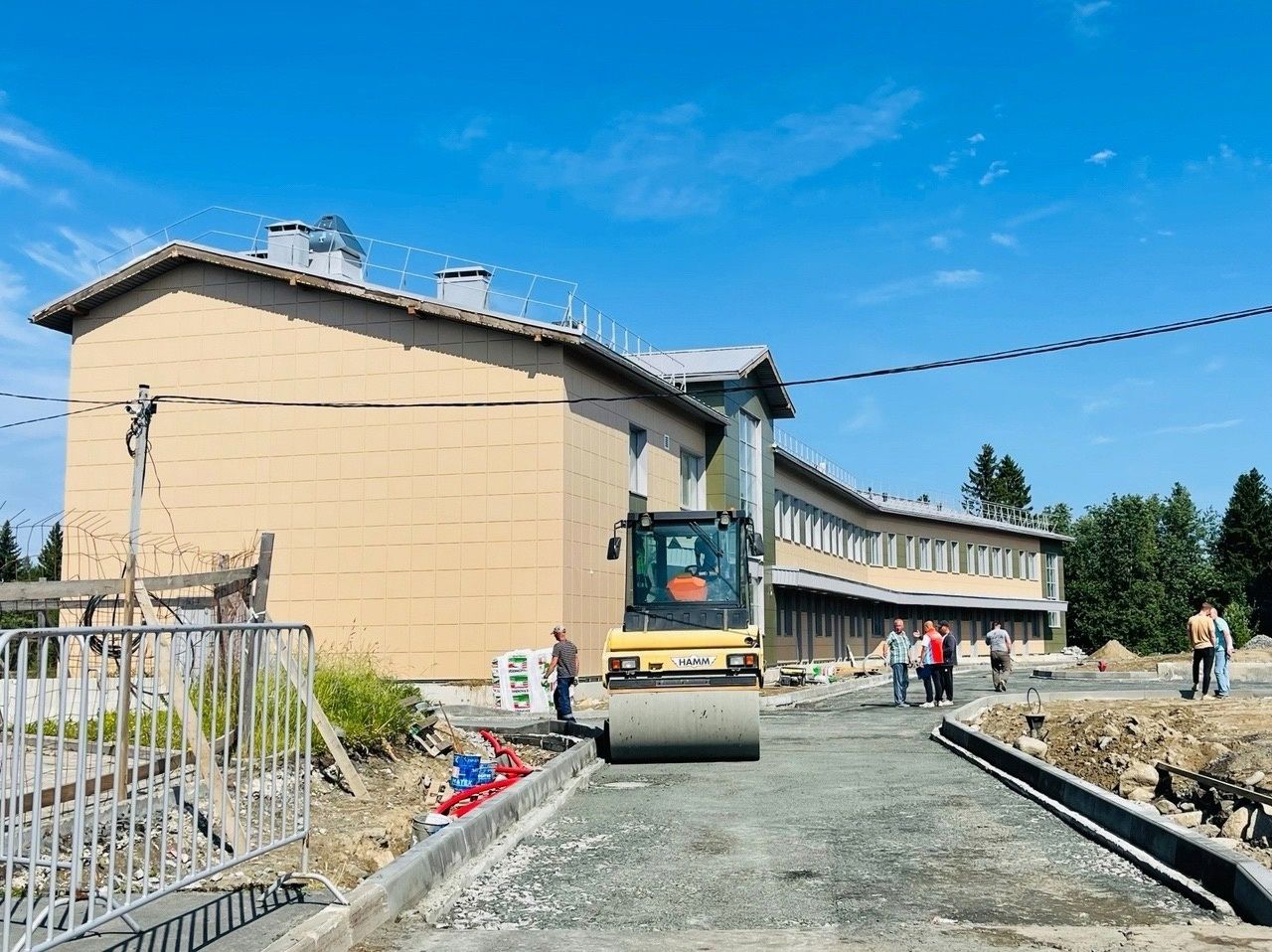 Рабочие завершают строительство здания для спортсменов и тренеров на Кургане