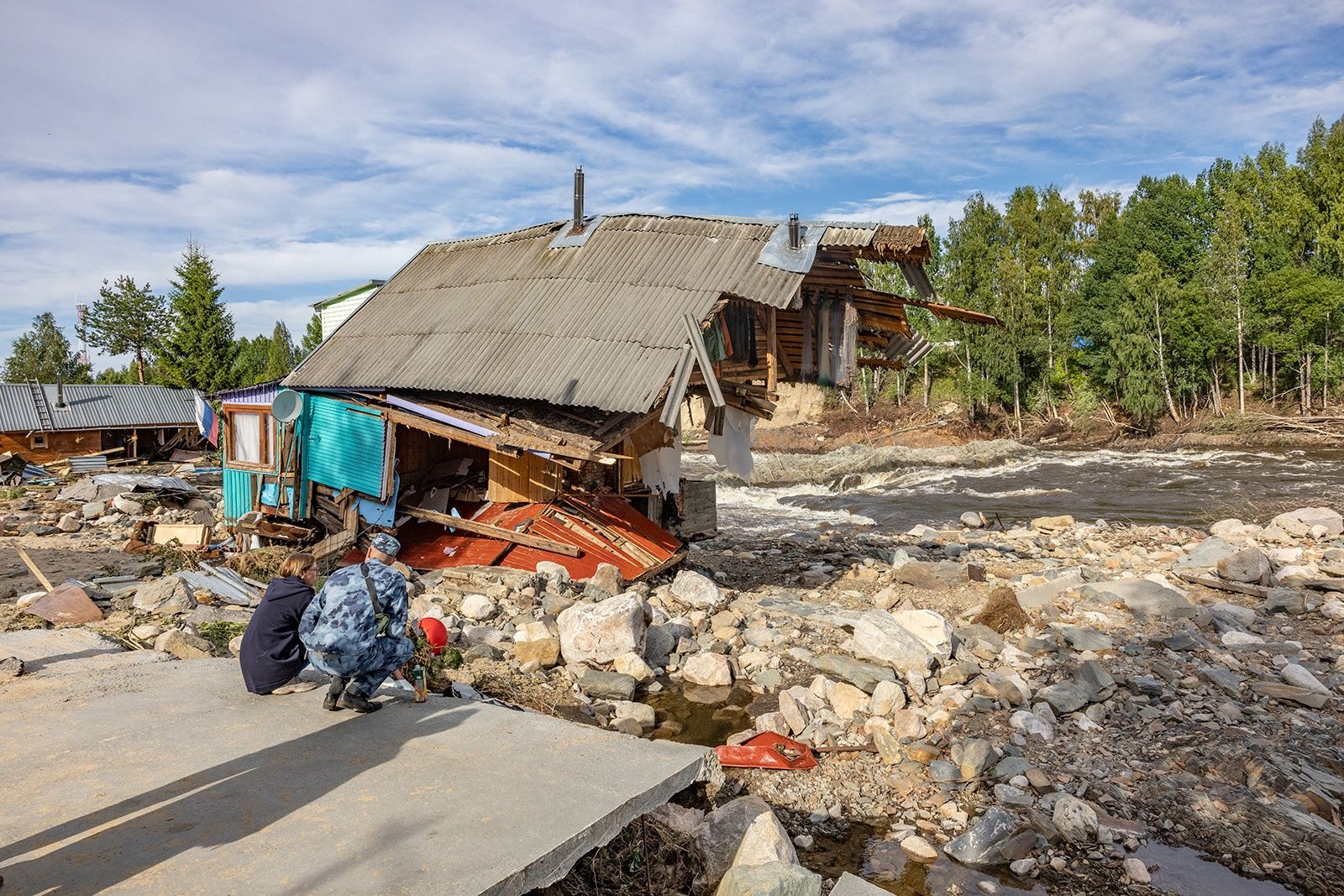 Большой фоторепортаж с прорыва дамбы в Сегежском районе опубликовал петрозаводский фотограф Илья Тимин