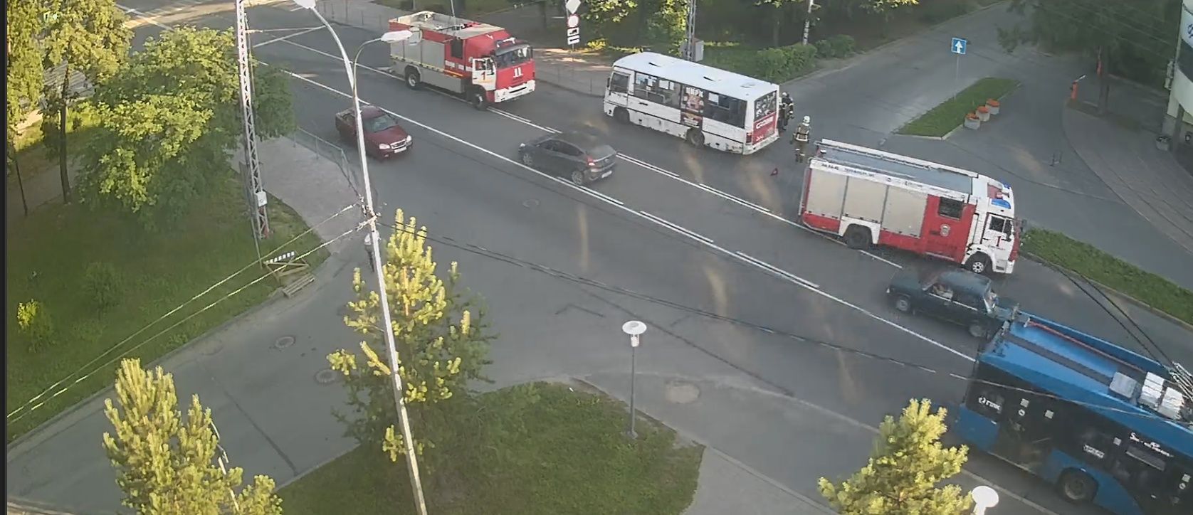 Видео с дымящейся маршруткой в Петрозаводске выложили в сети