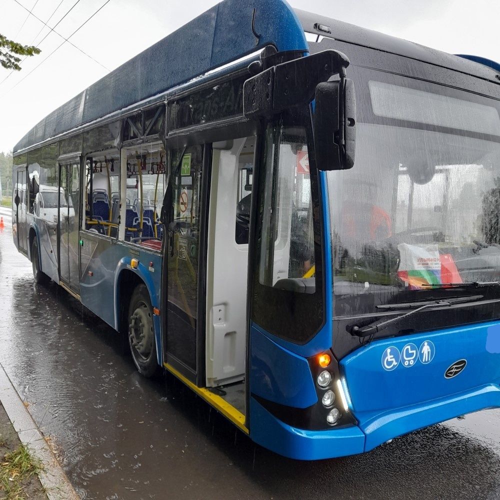 В Петрозаводске грузовик врезался в троллейбус