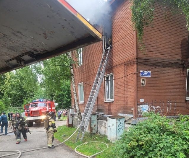 Пожарные спасли из горящего дома в Петрозаводске семь человек