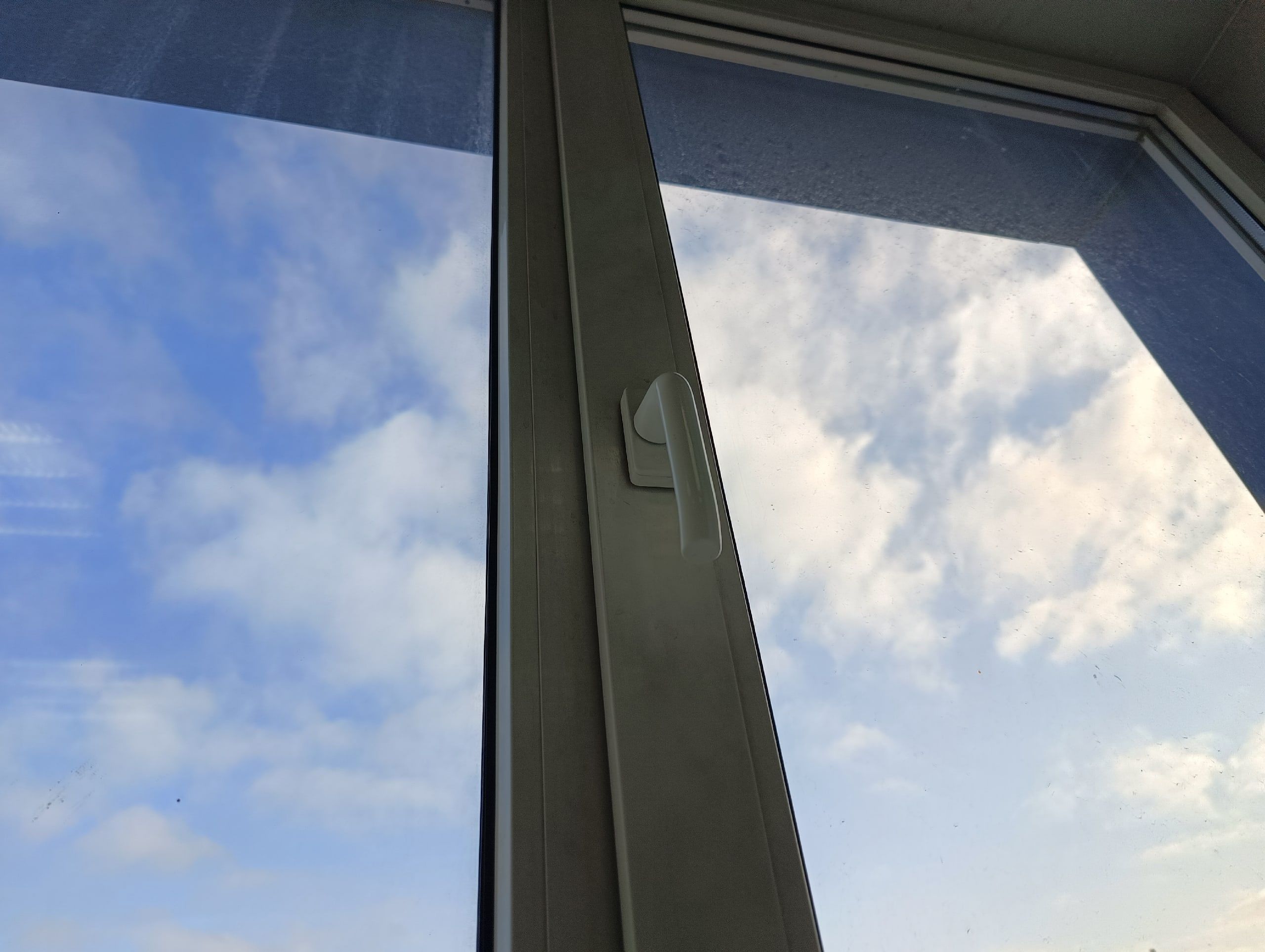 В Петрозаводске маленький ребенок выпал из окна многоэтажного дома