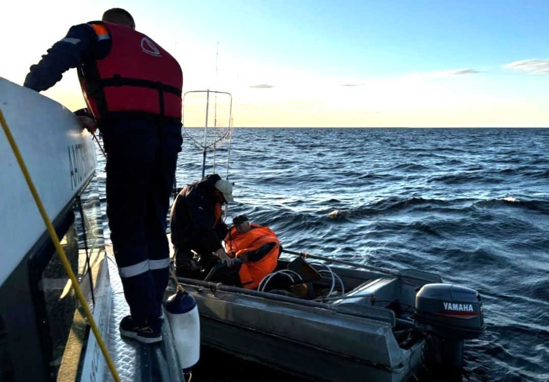 Спасатели пришли на помощь попавшим в беду в Онежском озере рыбакам