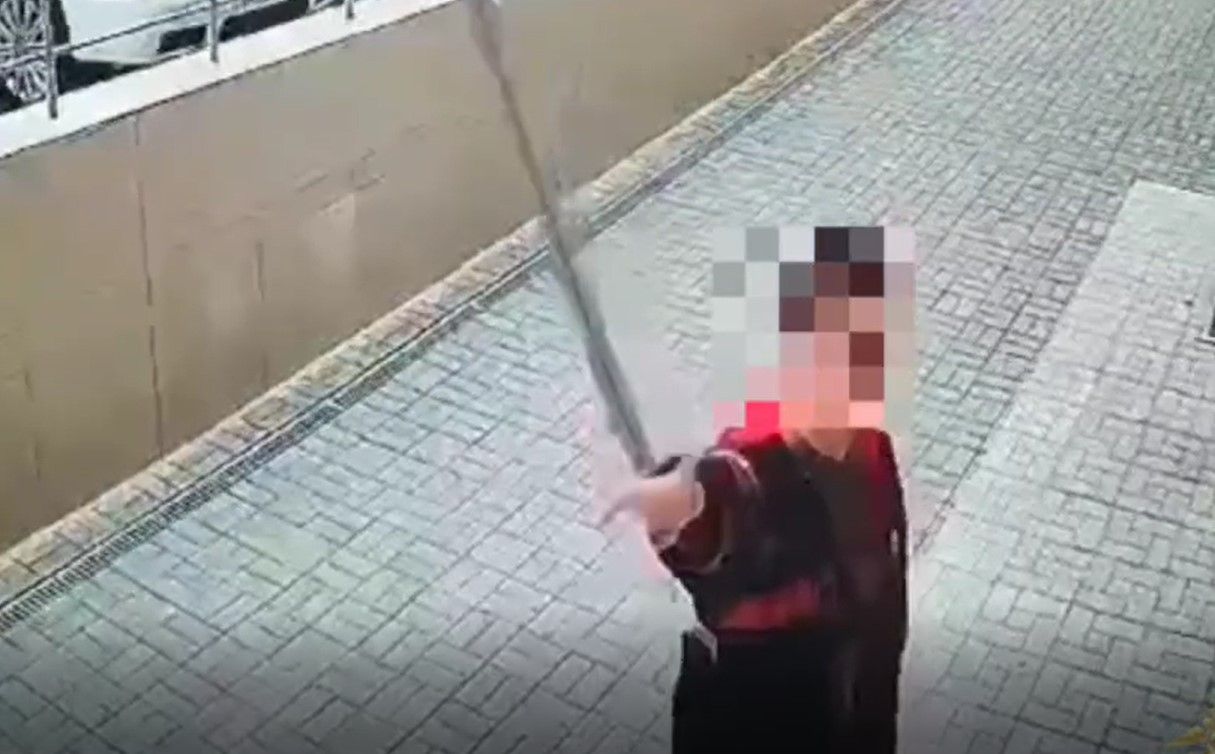 Полиция установила вандала, который испортил имущество дома в Петрозаводске