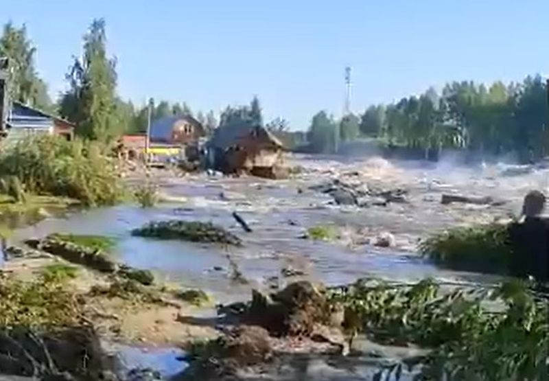 «Плотины просто нет!». Четыре человека пропали после разрыва временной дамбы на ББК в Карелии