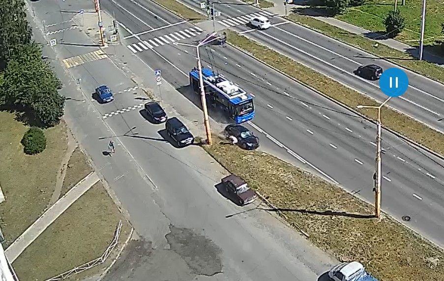 Автомобиль на полной скорости вылетел на остановку на Древлянке в Петрозаводске и сбил пешеходов
