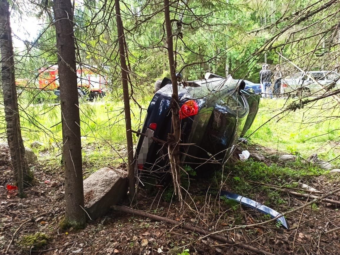 Легковушка в Карелии на скорости улетела в кювет и перевернулась