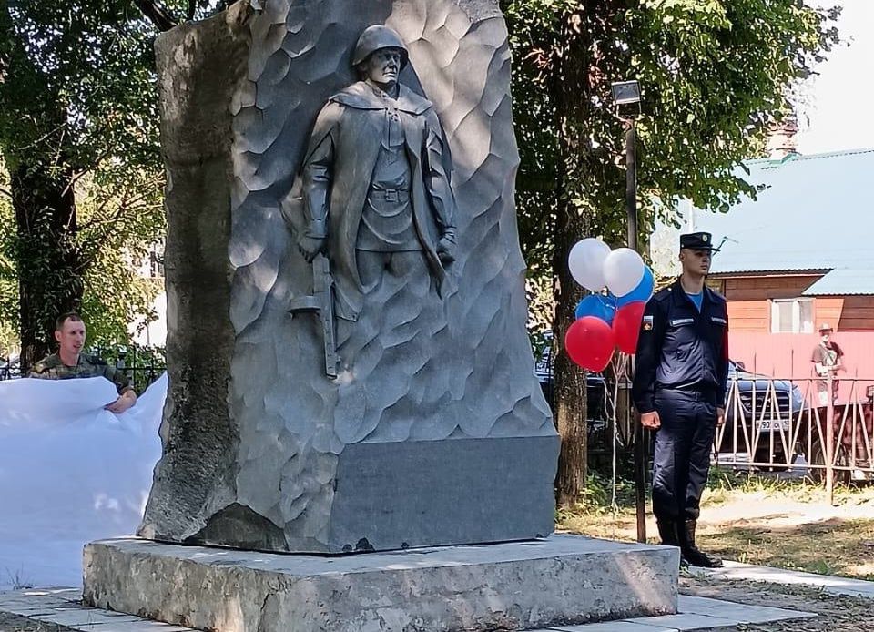 Новый монумент установлен на братской могиле в поселке Чална в Карелии