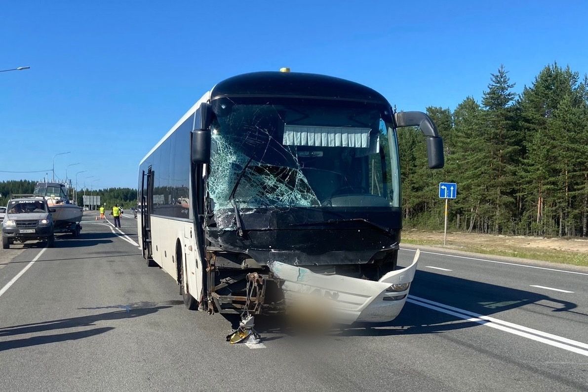 Автобус столкнулся с легковым автомобилем на трассе в Карелии