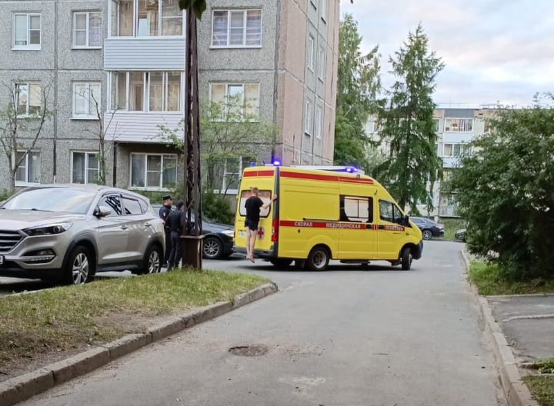 В Петрозаводске женщина упала с балкона пятого этажа