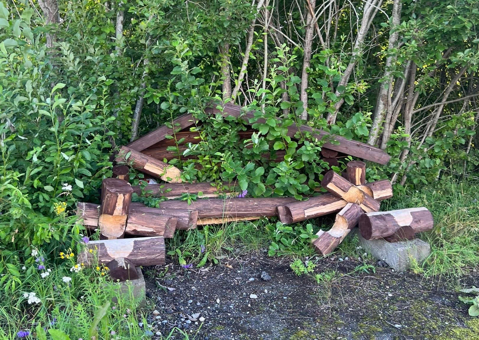 Вандалы разрушили бревенчатый стенд проекта «Заонежье обетованное» около деревни Рим