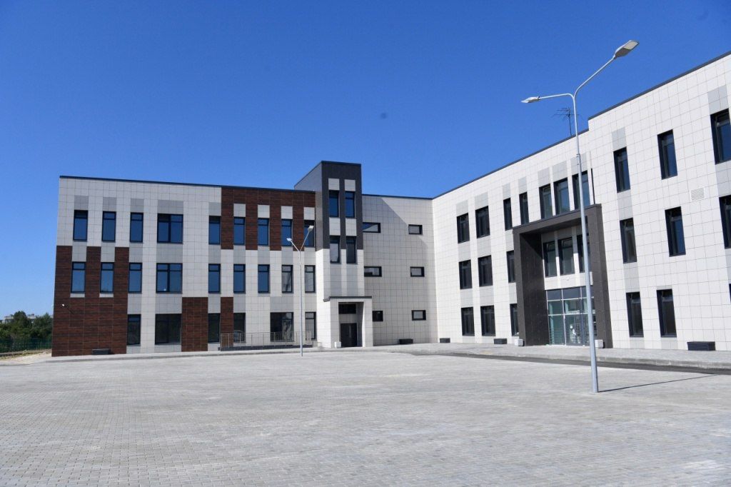 В новой школе в Кеми устанавливают оборудование и благоустраивают территорию