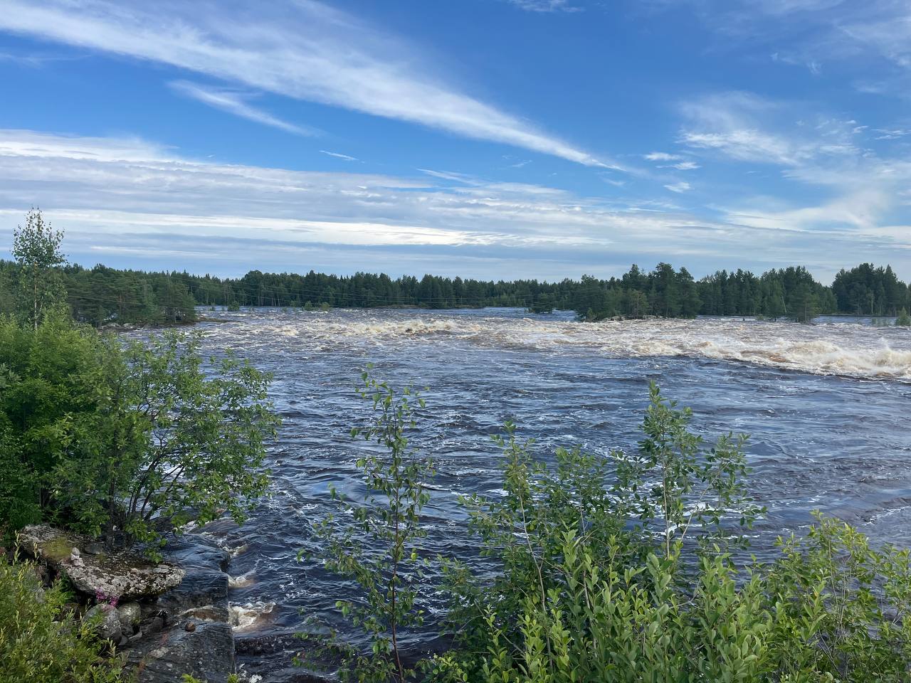 На плотине вблизи поселка Летнереченский в Карелии удалось снизить уровень воды