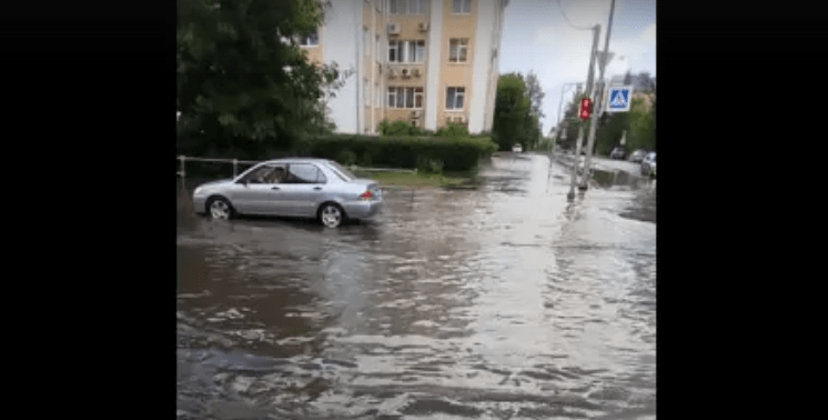 Улицы Петрозаводска снова затопило во время ливня