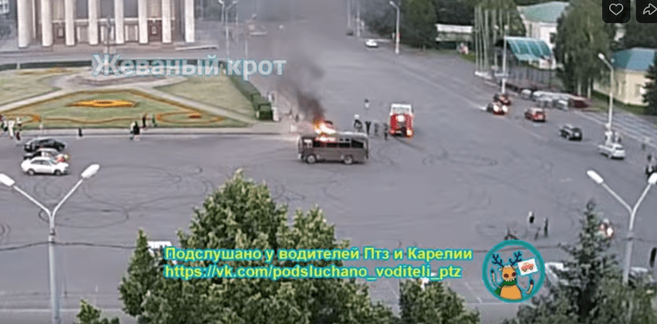 Автомобиль вспыхнул на центральной площади Петрозаводска
