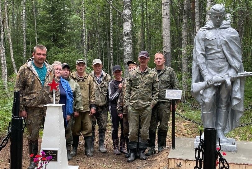 В Муезерском районе волонтеры благоустроили братскую могилу