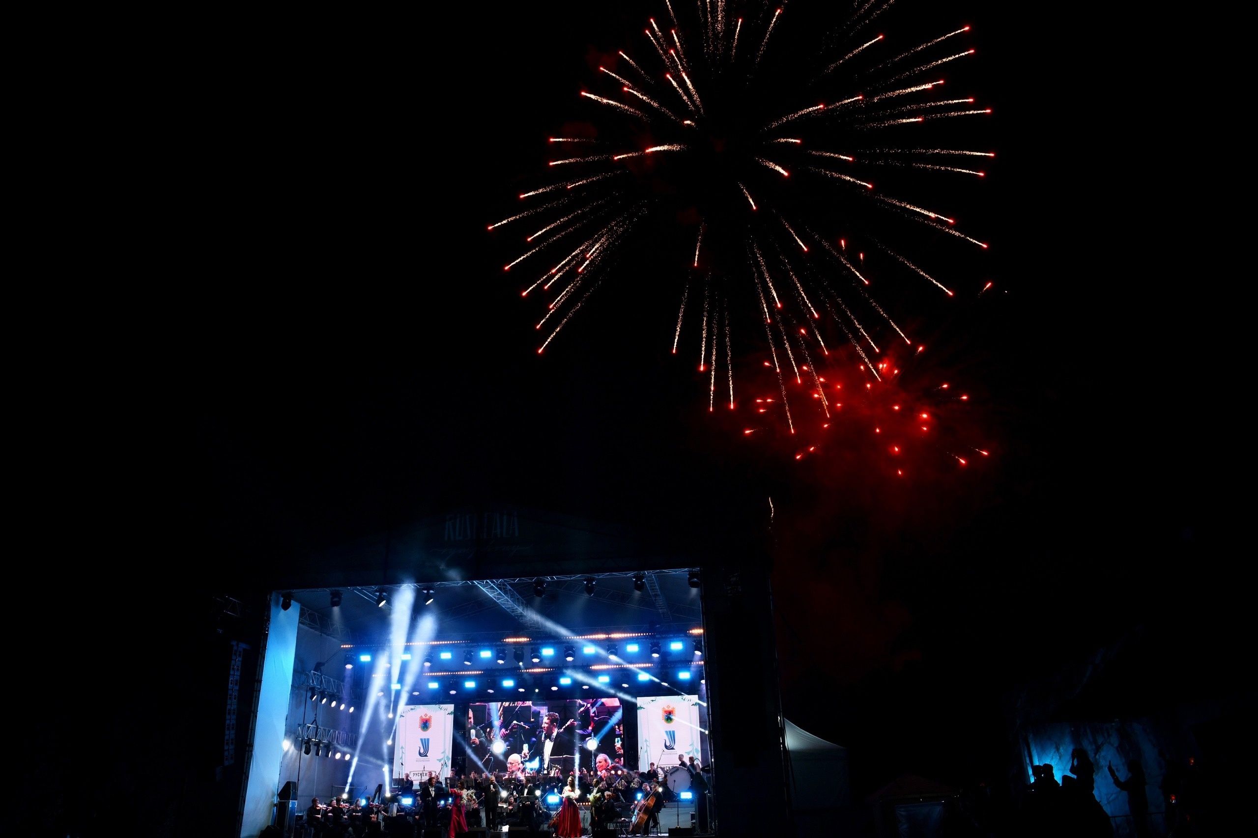 Звезды музыкальной сцены выступили на фестивале Ruskeala Symphony в Карелии Звезды музыкальной сцены выступили на фестивале Ruskeala Symphony в Карелии