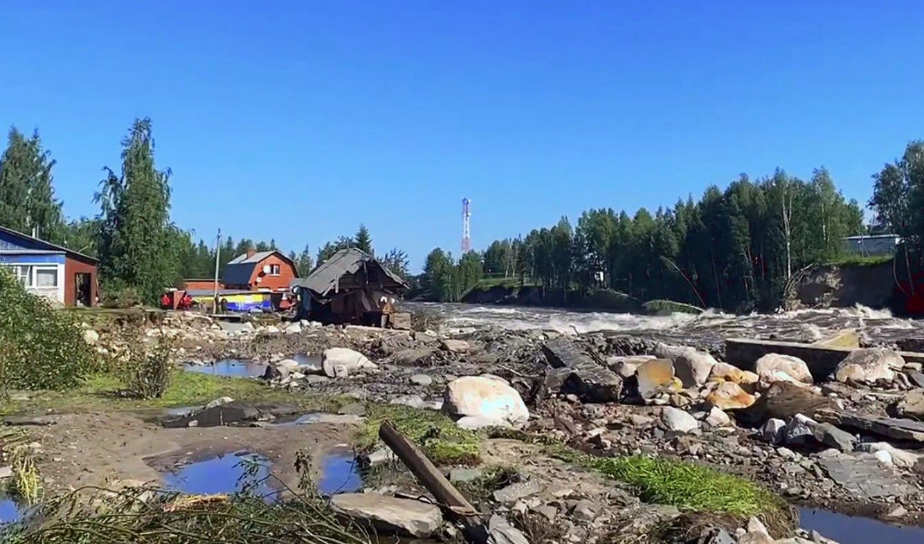 Один человек погиб, двое пропали. Новые подробности с места прорыва дамбы на ББК в Карелии
