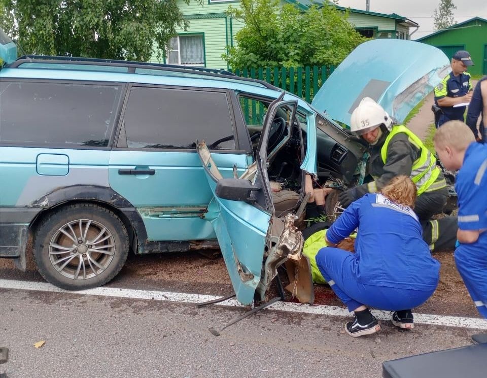 В Олонецком районе автомобиль смяло после столкновения со столбом