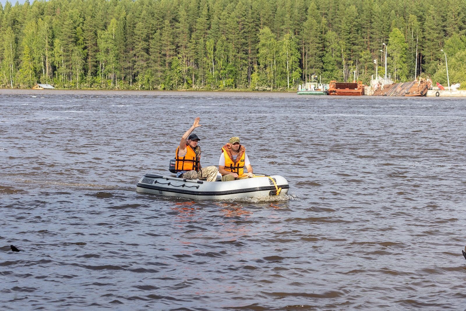 Спасатели продолжают искать тела трех человек, пропавших после прорыва дамбы