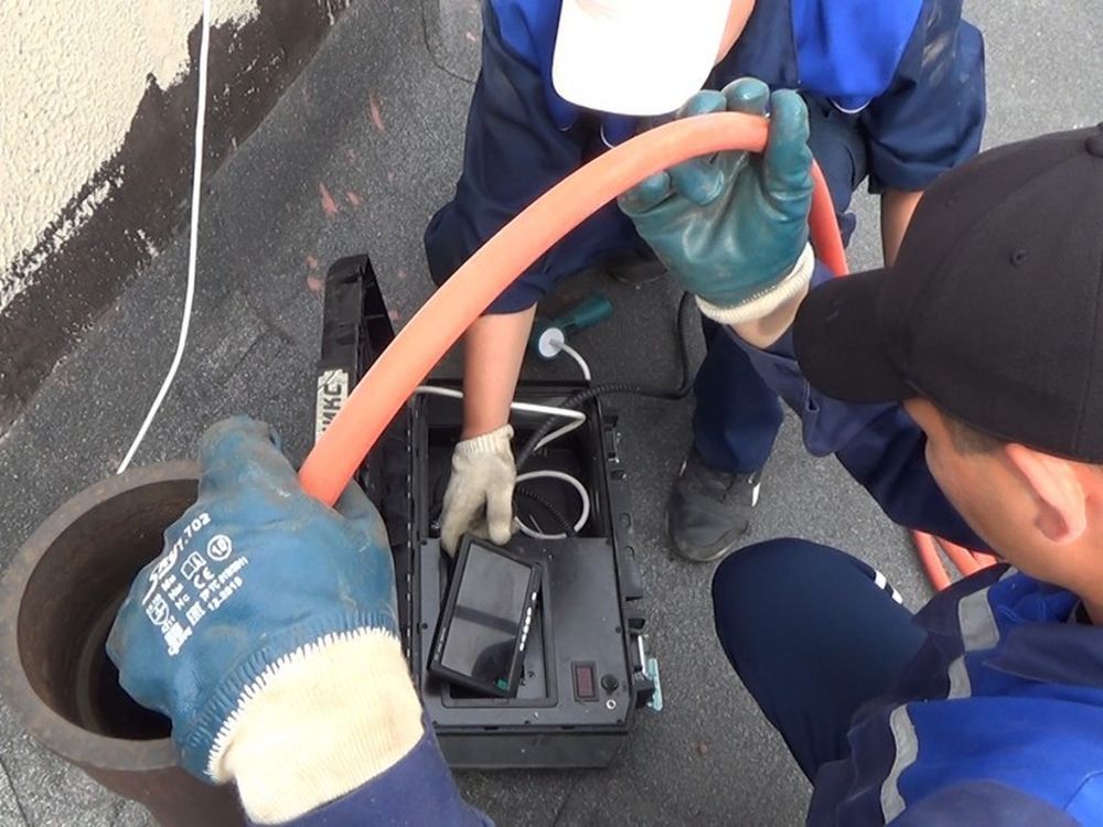 Злостных должников пугают заглушками на канализацию